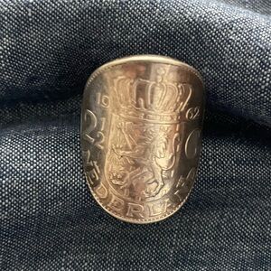 Vintage coin ring 1962 Queen Juliana 2 1/2 Dutch Gulden